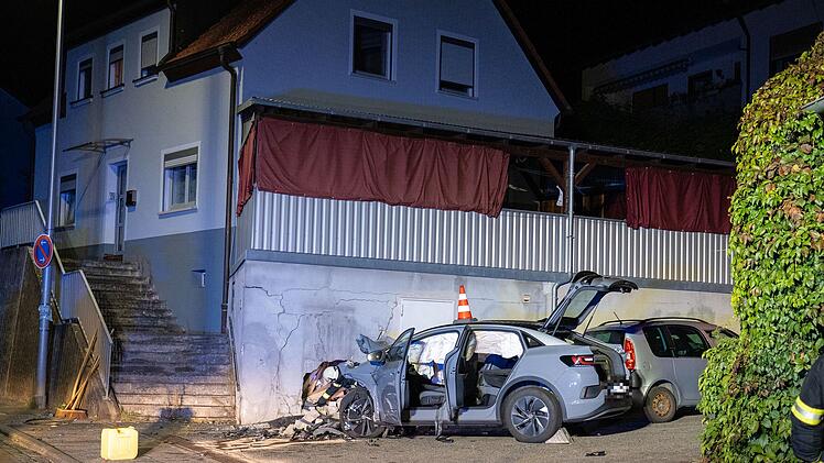 Autofahrer prallt gegen Hauswand in Stegaurach