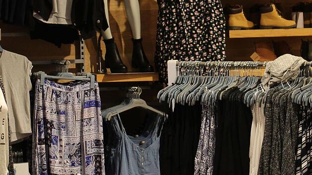 Pegnitz: Inhaber von Modehaus Langer verabschieden sich nach fast 50 Jahren - gro&szlig;er Ausverkauf