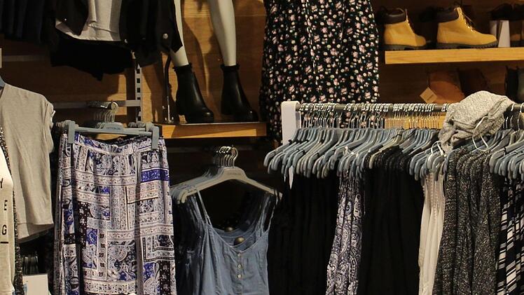 Pegnitz: Inhaber von Modehaus Langer verabschieden sich nach fast 50 Jahren - gro&szlig;er Ausverkauf