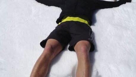 Martin Grau sucht Abkühlung im Schnee
