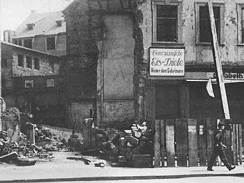 Ein Bild aus Trümmerjahren, das die "Venezianische Eis-Diele" hinter dem Gabelmann zeigt. Foto: Familie Vittoria