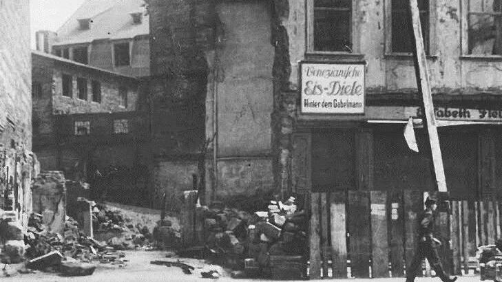Ein Bild aus Trümmerjahren, das die "Venezianische Eis-Diele" hinter dem Gabelmann zeigt. Foto: Familie Vittoria