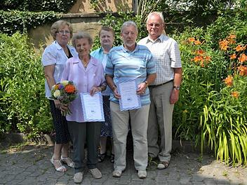 Die Ortsverbandsvorsitzende Gudrun Müller, Kreisgeschäftsführerin Elisabeth Paulus und der stellvertretende Kreisvorsitzende Hans Stromer (hinten v. l.) ehrten Maria Müller und Helmut Dürre. Foto: RK