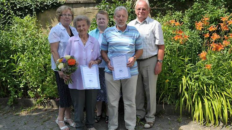 Die Ortsverbandsvorsitzende Gudrun Müller, Kreisgeschäftsführerin Elisabeth Paulus und der stellvertretende Kreisvorsitzende Hans Stromer (hinten v. l.) ehrten Maria Müller und Helmut Dürre. Foto: RK