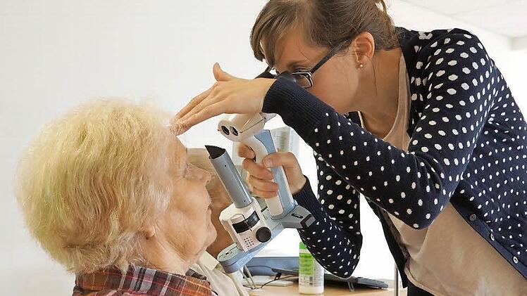 Luisa Thederan untersucht die Augen von Erna Götz. Foto: Arkadius Guzy