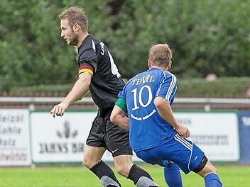 SpVgg Lettenreuth - TBVfL Neustadt-Wildenheid. Der Lettenreuther Kapitän und zweifache Torschütze Florian Eberth (links) lässt den Neustadter Florian Höhn, der die Gäste in Führung geschossen hatte, hinter sich. Foto: Uwe Gick