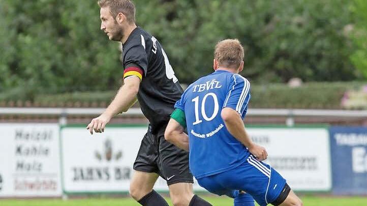SpVgg Lettenreuth - TBVfL Neustadt-Wildenheid. Der Lettenreuther Kapitän und zweifache Torschütze Florian Eberth (links) lässt den Neustadter Florian Höhn, der die Gäste in Führung geschossen hatte, hinter sich. Foto: Uwe Gick