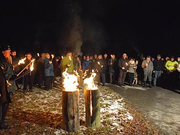 Mit Fackeln und Feuerstellen erinnerten die Menschen an der ehemaligen deutsch-deutschen Grenze an die Geschehnisse um den Jahreswechsel 1989/90. Foto: Gerhard Schmidt