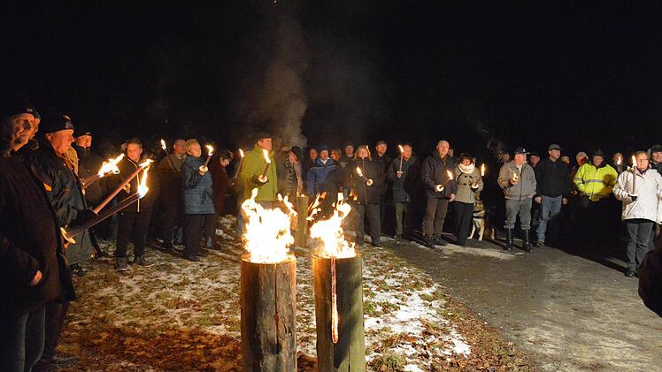 Mit Fackeln und Feuerstellen erinnerten die Menschen an der ehemaligen deutsch-deutschen Grenze an die Geschehnisse um den Jahreswechsel 1989/90. Foto: Gerhard Schmidt