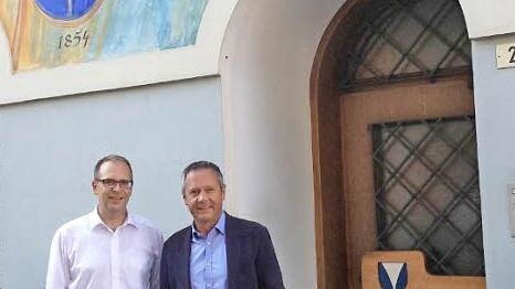 Landrat Christian Meißner (links) und der Präsident des Bezirksausschusses, Albin Kofler, 2013 vor dem Rathaus von Karneid.  Foto: p