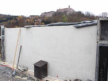 Zwei Bollwerke im direkten Blickkontakt: Von der Plassenburglässt sich auf einen bereits betonierten Teil der Spundwand an der Flutmulde schauen. Fotos: Jochen Nützel