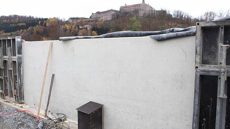 Zwei Bollwerke im direkten Blickkontakt: Von der Plassenburglässt sich auf einen bereits betonierten Teil der Spundwand an der Flutmulde schauen. Fotos: Jochen Nützel
