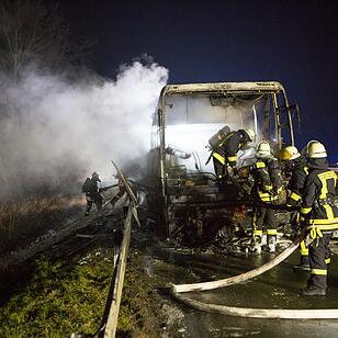Reisebus auf der A3 ausgebrannt