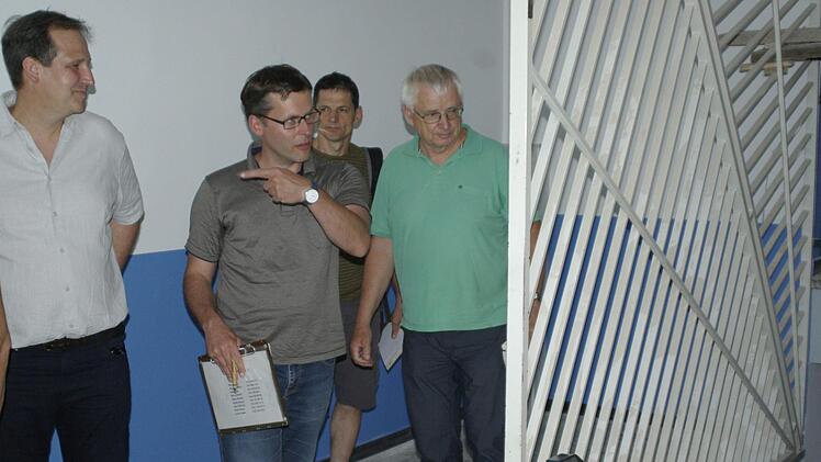 Eine Absturzsicherung ist Pflicht bei der Schulsanierung. Gemeinderat Volker Partsch, Planer Robert Hensel, Kämmerer Andreas Mützel und Architekt Werner Haase (v. l.) begutachten das Werk.  Foto: Winfried Ehling