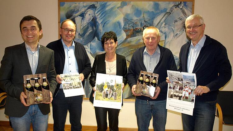 Kalender und Bier - die Mitglieder des  Heimatgeschichtlichen Arbeitskreises Wallenfels präsentieren  Bürgermeister Jens Korn (li.) im Rathaus den neuesten Heimatkalender und  das "Wallnfelse Seidla". Von links Dieter Müller, Annegret Hümmrich,  Michael Förner und Franz Behrschmidt.Susanne Deuerling