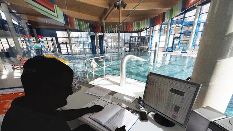 Zu wenig Aufsichtspersonal: Im Coburger Hallen-Freibad fehlen zwei Schwimmmeister und  Rettungsschwimmer. Foto: SÜC/Christoph Winter