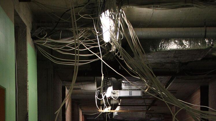 Herabhängende Kabel, geöffnete  Böden: So sieht die Mittelschule von innen aus. Foto: Ulrike Müller