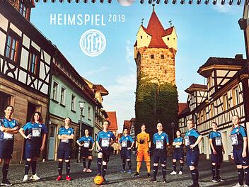 "Heimspiel 2ß19" heißt der Kalender mit Bildern der Herzogenauracher FC-Damen.Christoph Maderer