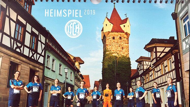 "Heimspiel 2ß19" heißt der Kalender mit Bildern der Herzogenauracher FC-Damen.Christoph Maderer
