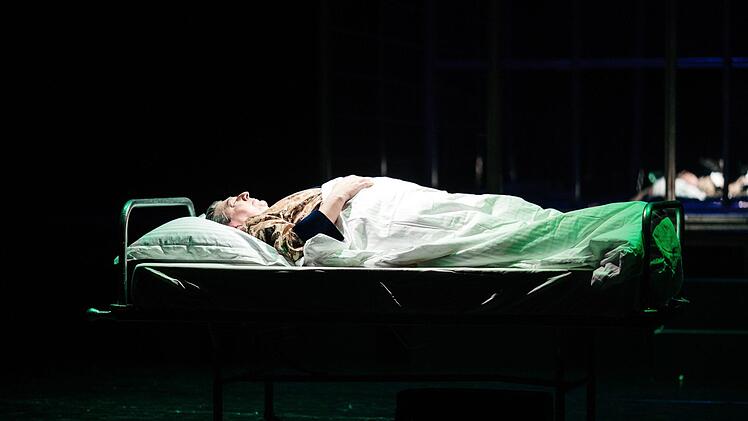 "Masse Mensch Macht": Stephan Kaluzas Schauspiel "30 Keller" feierte Premiere am Landestheater Coburg.Foto: Sebastian Buff