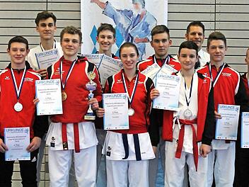 Die Untermerzbacher Kampfsportler (von links): Alexander Schmitt, Yannik Gemeinhardt, Tim Bartelmann, Benedikt Bartelmann, Aron M&uuml;ller, Nora M&uuml;ller, Patrick Schneider, Tristan Schulz, Sebastian Morgenroth, Jannik Dinkel und Andi Schmitt  Foto: Kristin Morgenroth