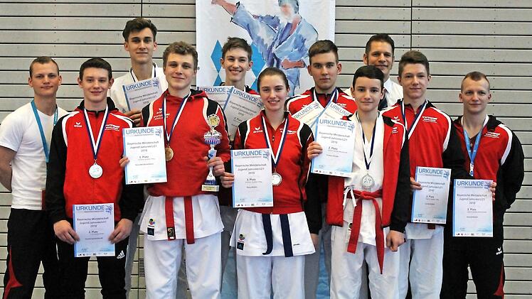 Die Untermerzbacher Kampfsportler (von links): Alexander Schmitt, Yannik Gemeinhardt, Tim Bartelmann, Benedikt Bartelmann, Aron M&uuml;ller, Nora M&uuml;ller, Patrick Schneider, Tristan Schulz, Sebastian Morgenroth, Jannik Dinkel und Andi Schmitt  Foto: Kristin Morgenroth