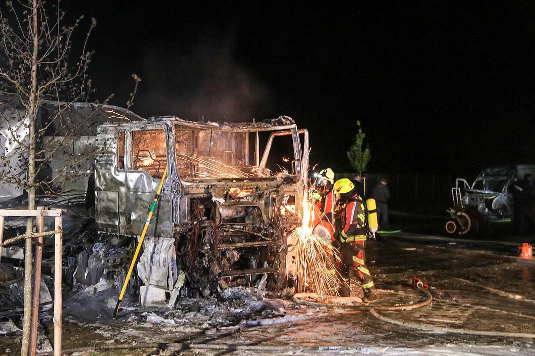 Feuer-Inferno in der Nacht: Brand auf Firmengelände im Kreis Bamberg