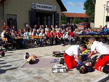 Bei einer &Uuml;bung wurde den Seubrigsh&auml;usern demonstriert, wie der Defibrillator eingesetzt wird. Marco Hornung