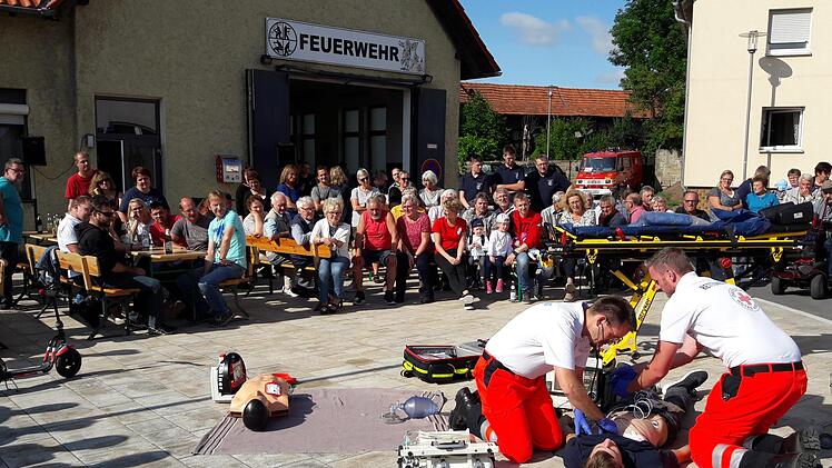 Bei einer &Uuml;bung wurde den Seubrigsh&auml;usern demonstriert, wie der Defibrillator eingesetzt wird. Marco Hornung