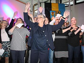 Aus der Bayern-Hymne "Stern des Südens" machte der Lehrerchor ein "Kuschter Madla". Damit ließen die Pädagogen ihre neue Chefin (vorne, Dritte von links) hochleben.  Fotos: Stephan Stöckel
