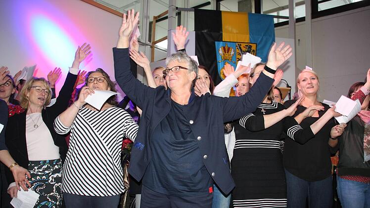 Aus der Bayern-Hymne "Stern des Südens" machte der Lehrerchor ein "Kuschter Madla". Damit ließen die Pädagogen ihre neue Chefin (vorne, Dritte von links) hochleben.  Fotos: Stephan Stöckel