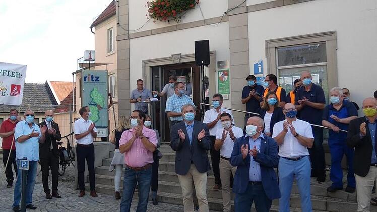 Neben Landrat Wilhelm Schneider und Eltmanns Bürgermeister Michael Ziegler waren viele Bürgermeisterkollegen auf den Marktplatz der Wallburgstadt gekommen und zeigten ihre Verbundenheit.