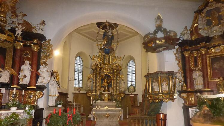 Blick in den Chorraum mit seinen prachtvollen Altären   Foto: Thomas Weichert