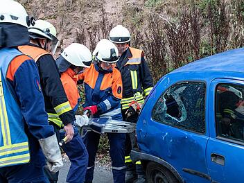 Mit Schneidewerkzeug am Pkw arbeiten mussten die Jugendlichen der Feuerwehr Bad Brückenau beim Berufsfeuerwehrtag.