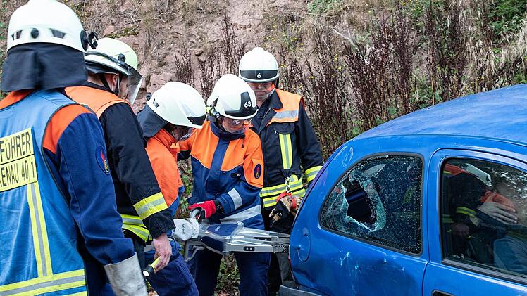 Mit Schneidewerkzeug am Pkw arbeiten mussten die Jugendlichen der Feuerwehr Bad Brückenau beim Berufsfeuerwehrtag.