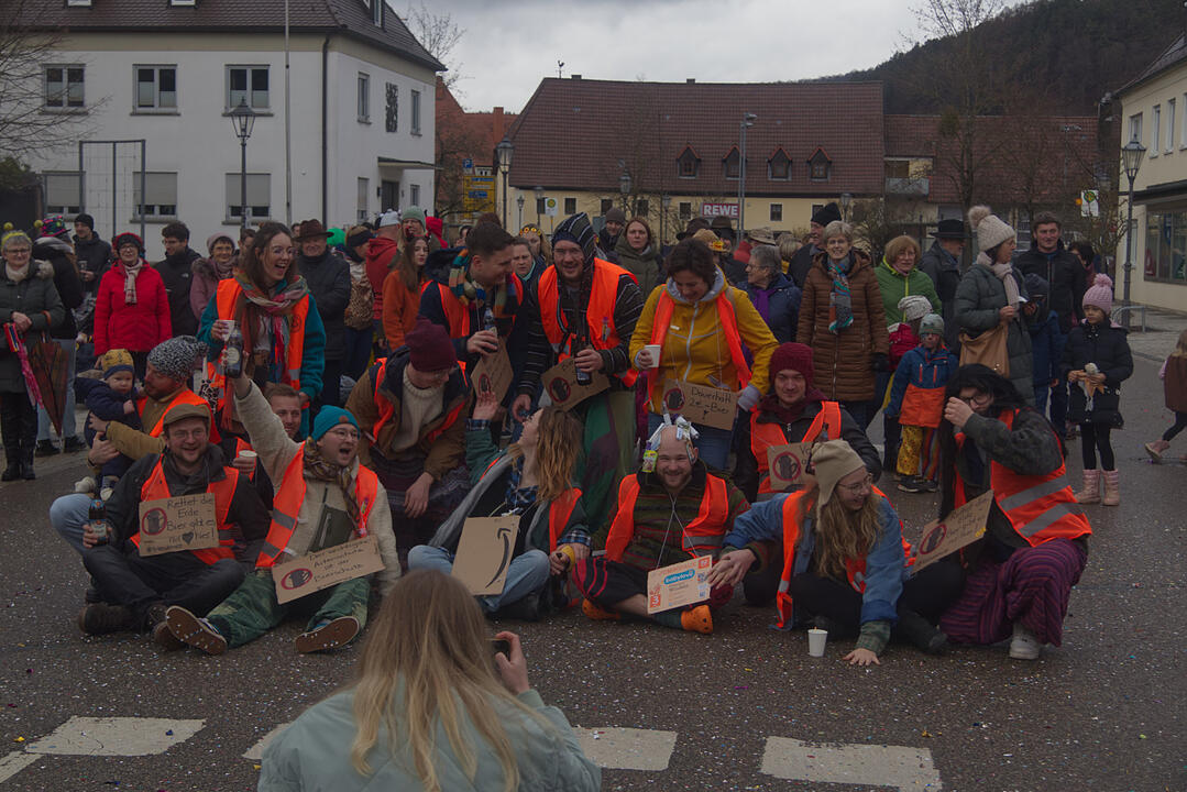 Bunter Zug durch die Straßen mit Finale am Marktplatz