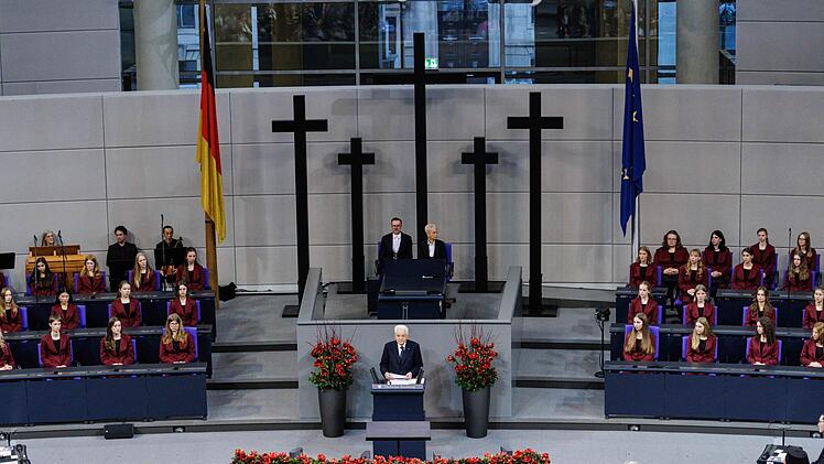 Gedenkveranstaltungen am Volkstrauertag in Berlin - Bundestag