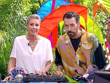 Die Moderatoren Sonja Zietlow und Jan K&ouml;ppen trauen ihren Ohren und Augen nicht. Denn vor der Pr&uuml;fung hat Ariel was zu sagen ...