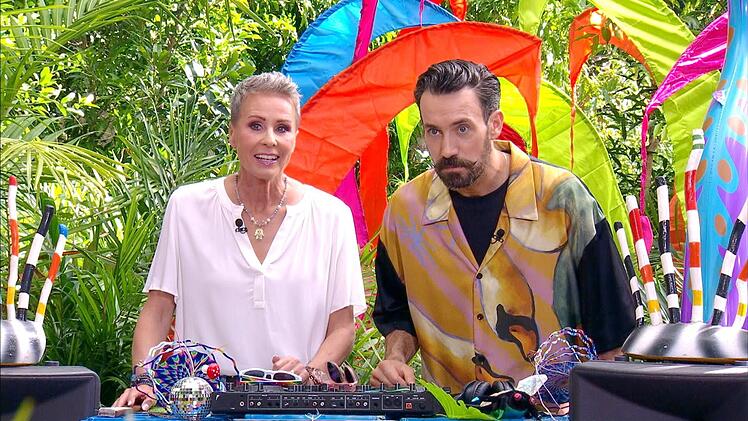 Die Moderatoren Sonja Zietlow und Jan K&ouml;ppen trauen ihren Ohren und Augen nicht. Denn vor der Pr&uuml;fung hat Ariel was zu sagen ...