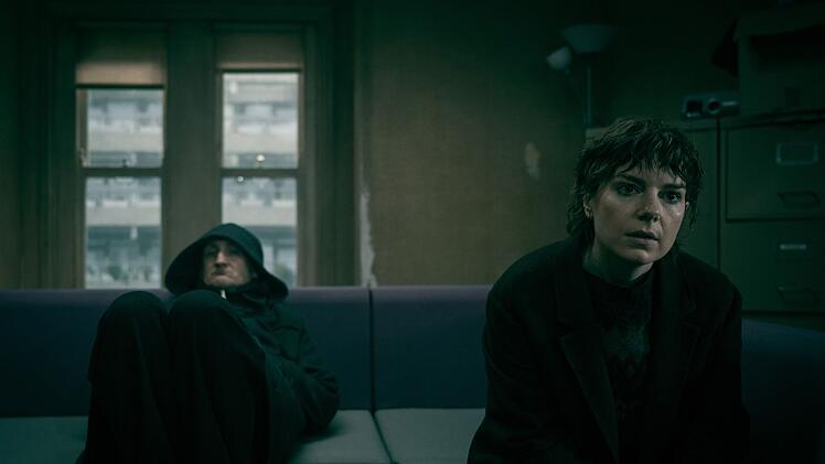 K&ouml;nnen nur hoffen, dass sie nicht die n&auml;chsten Opfer werden: J.K. (Tom Brooke) und Shirley (Aimee-Ffion Edwards).