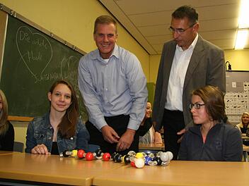 Keith Ballard (links) aus Kalifornien schaut in seiner Freizeit Schulen in fremden Ländern an und sprach mit dem Leiter der Realschule II in Kronach, Uwe Schönfeld (rechts) über den Schulalltag in Deutschland. Foto: Sonja Adam