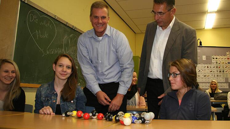 Keith Ballard (links) aus Kalifornien schaut in seiner Freizeit Schulen in fremden Ländern an und sprach mit dem Leiter der Realschule II in Kronach, Uwe Schönfeld (rechts) über den Schulalltag in Deutschland. Foto: Sonja Adam