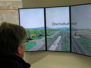 ICE-Simulator: Im Filmausschnitt ist die viergleisige Linienführung mit elektronischem Stellwerk (rechts) und Überholbahnhof Unterleiterbach schon zu erkennen.  Fotos: Klaus Oelzner