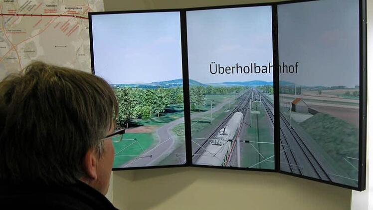 ICE-Simulator: Im Filmausschnitt ist die viergleisige Linienführung mit elektronischem Stellwerk (rechts) und Überholbahnhof Unterleiterbach schon zu erkennen.  Fotos: Klaus Oelzner