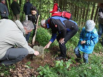 Wieder ein Stein gefunden und freigelegt an der Gemarkungsgrenze Hohn. Fotos: Arnold Nöth