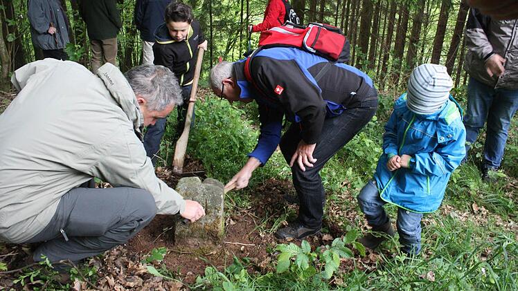 Wieder ein Stein gefunden und freigelegt an der Gemarkungsgrenze Hohn. Fotos: Arnold Nöth