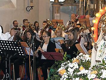 Die Blasmusikkapelle Neuengrün-Schlegelshaid bereicherte unter der Leitung von Wolfgang Schrepfer mit verschiedenen Stücken das Konzert beim "Tag der offenen Kirchentür".  Foto: Michael Wunder