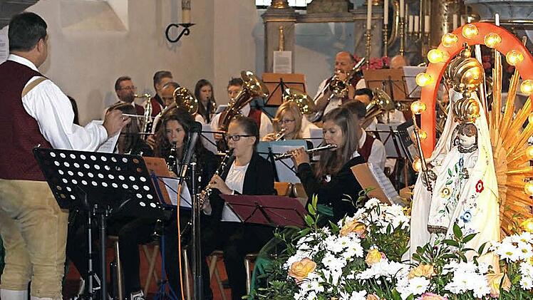Die Blasmusikkapelle Neuengrün-Schlegelshaid bereicherte unter der Leitung von Wolfgang Schrepfer mit verschiedenen Stücken das Konzert beim "Tag der offenen Kirchentür".  Foto: Michael Wunder