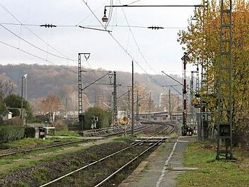 Die Stadt möchte anstelle des Bahnübergangs am Creidlitzer Bahnhof eine Unterführung errichten, die Bahn will neue Bahnsteige anlegen. Doch nun verzögert sich das Projekt womöglich erneut - eigentlich sollte es demnächst losgehen. Foto: Simone Bastian