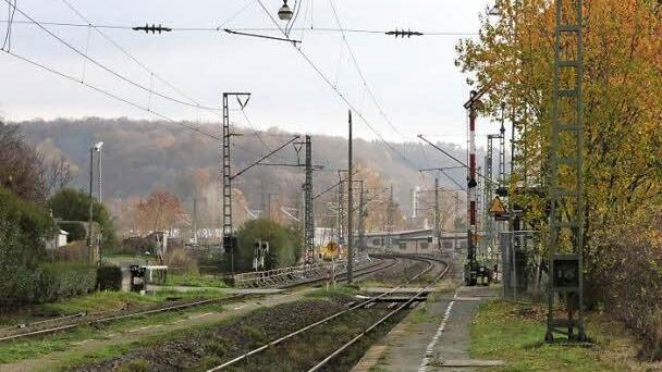 Die Stadt möchte anstelle des Bahnübergangs am Creidlitzer Bahnhof eine Unterführung errichten, die Bahn will neue Bahnsteige anlegen. Doch nun verzögert sich das Projekt womöglich erneut - eigentlich sollte es demnächst losgehen. Foto: Simone Bastian